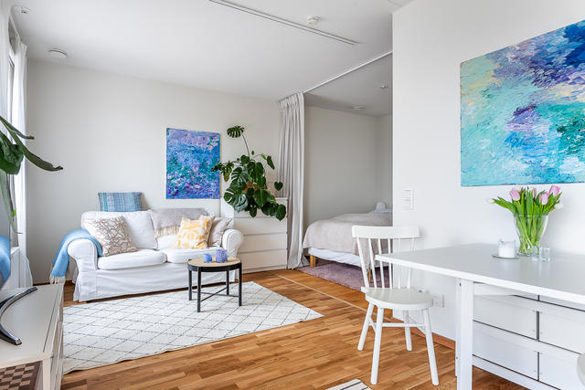 Välkommen till Kungsgatan 93B och denna trevliga lägenhet med balkong högst upp i huset!
Optimalt planerad etta med praktisk sovalkov.