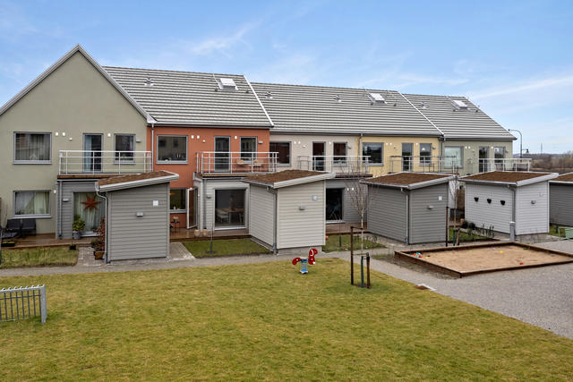 Botillelundsvägen 16 (det röda huset näst längst till vänster)