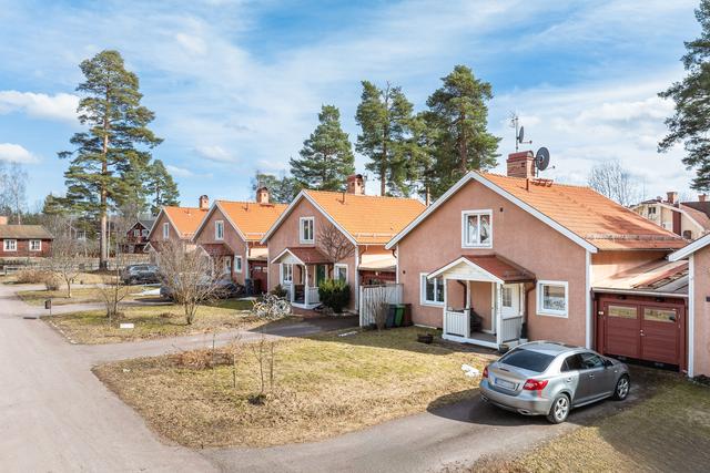 Välkommen till en otroligt charmig bostadsrätt med villakänsla.