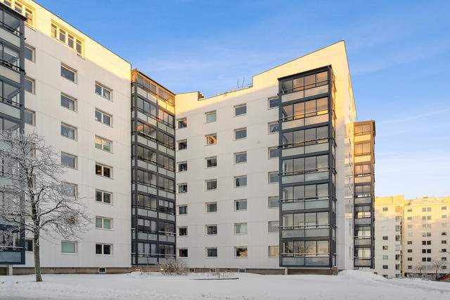Nyare fasad och inglasade balkonger