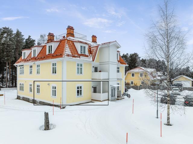 Välkommen till en kvadratsmart och välplanerad lägenhet med hög standard.
