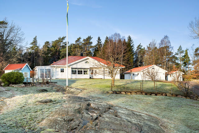 Högt beläget Varbergshus i 1 plan med stort dubbelgarage