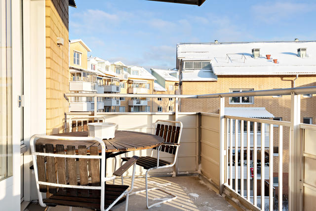 Stor och rymlig balkong i öst