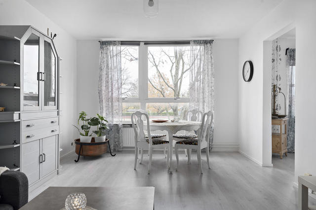 Ljus härlig matplats i samband med vardagsrummet