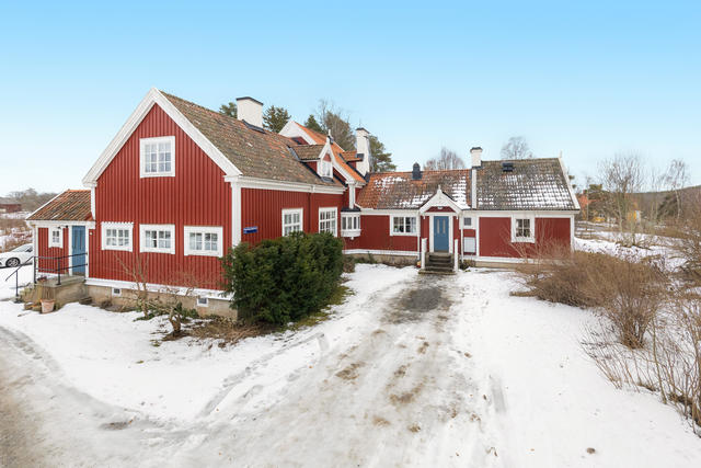 Charmigt hus med gott om plats för parkering