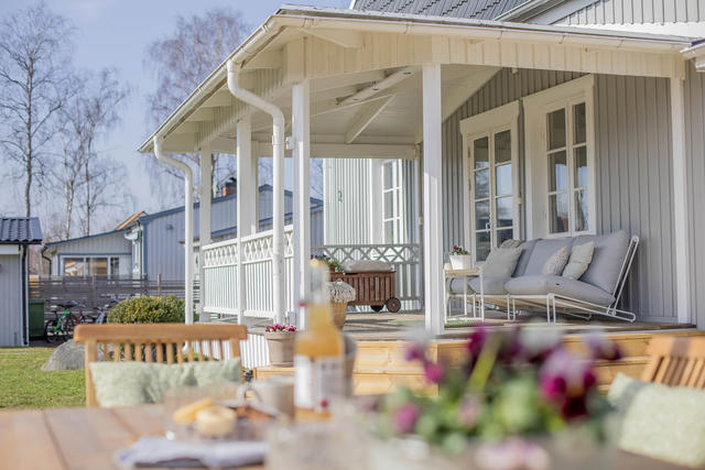 Härlig uteplats både med och utan tak på denna vackra villa