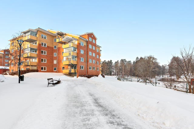 Slussbrovägen 12, precis vid Åkers kanal