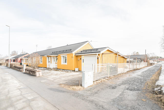 Välkommen till Krondikesvägen 53 med bra läge intill gångvägen.
