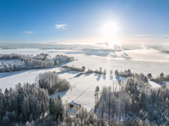 Unik möjlighet att förvärva stor sjötomt vid sjön Insjön med lugnt och skyddat läge mellan byarna Berg och Västra Rönnäs.