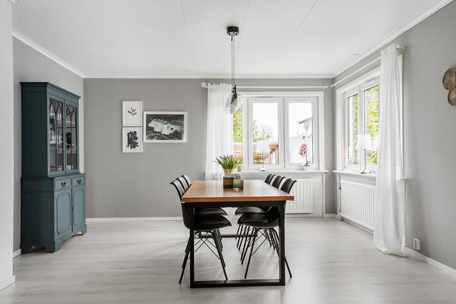 Rymligt vardagsrum som renoverades 2021.