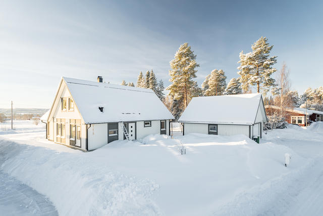 Härlig, modern 1½-plansvilla med många rum och stort garage. Trevligt läge angränsande till åkrar och vy mot "Annersia".