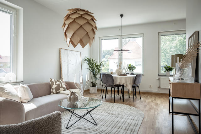 Öppen planlösning med fint ljusinsläpp