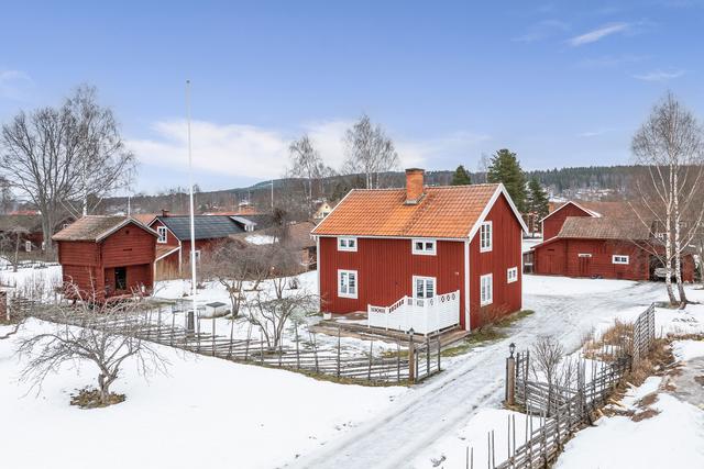 Välkommen till en charmig dalagård i byn Övermo.