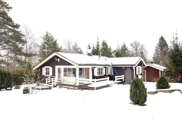 Fasad, inglasad uteplats och terrass