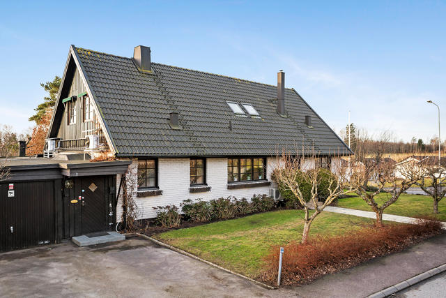1,5 plans villa med vidbyggt garagebyggnad
