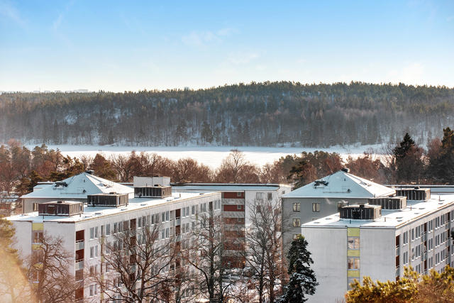 Vacker utsikt där sjön Magelungen glimtar från balkongen