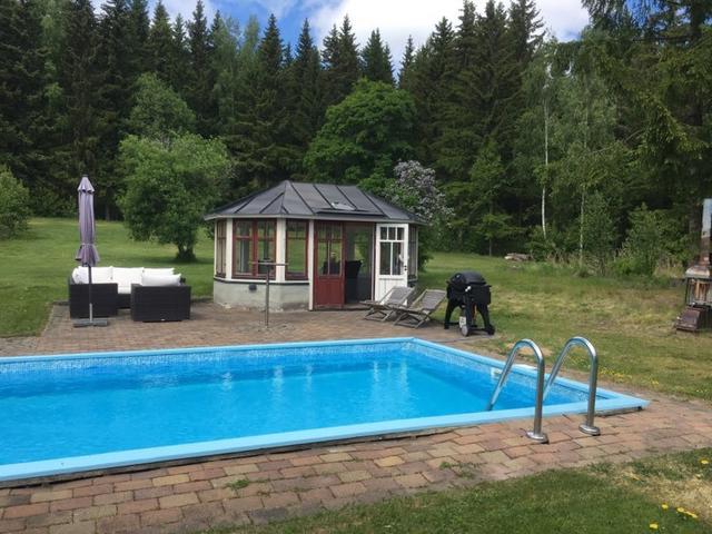 Pool med lusthus