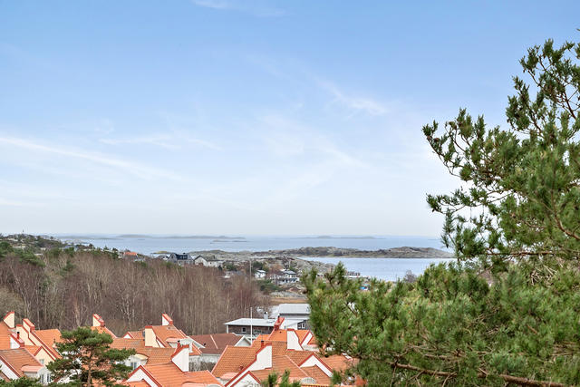 Tomten är belägen på en lugn höjd med vidsträckt utsikt över Västerhavet både åt Tistlarna i söder...