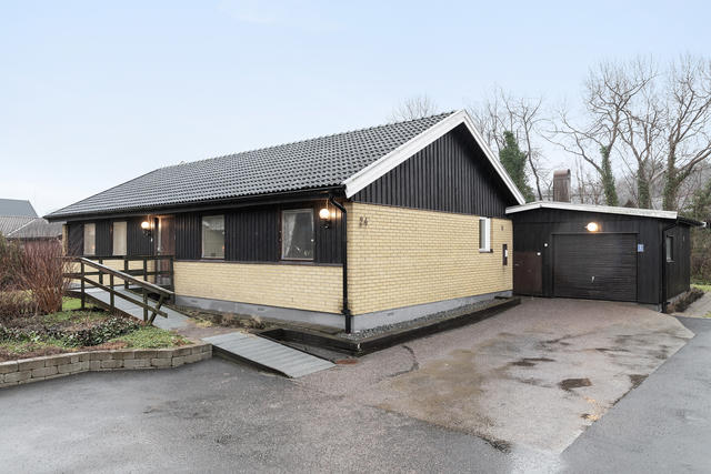 Enplanshus med egen infart via skafttomt och vidbyggt garage