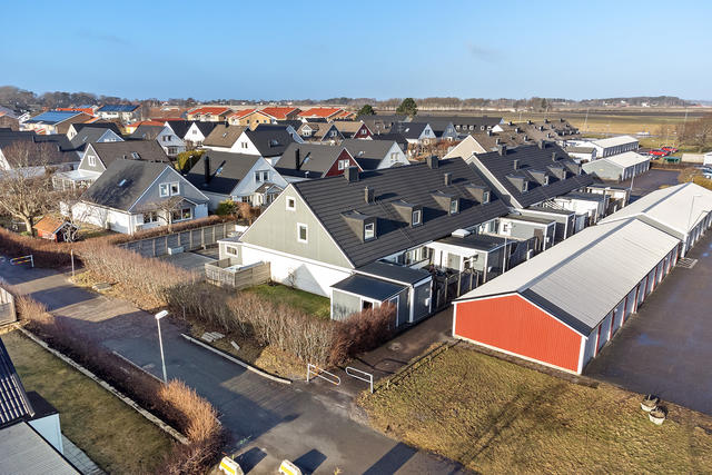 På bästa gavel läge hittar vi detta fina radhus i centrala Åsa