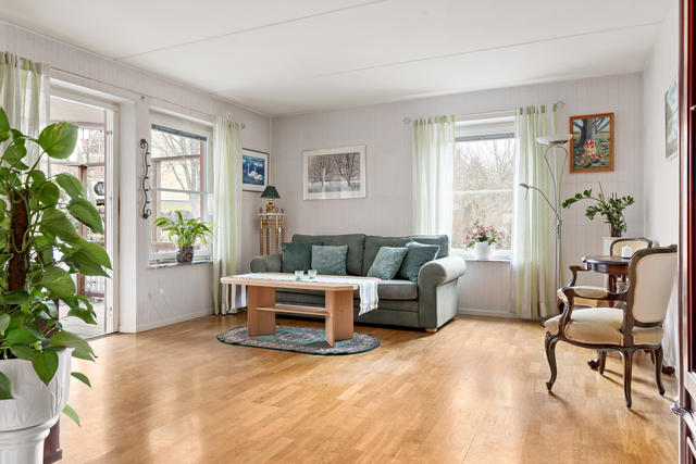 Ljus från två väderstreck i vardagsrummet
