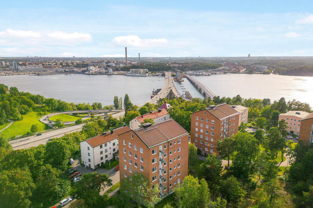 Varmt välkommen till Torsvikssvängen 43 med Stockholms City runt hörnet