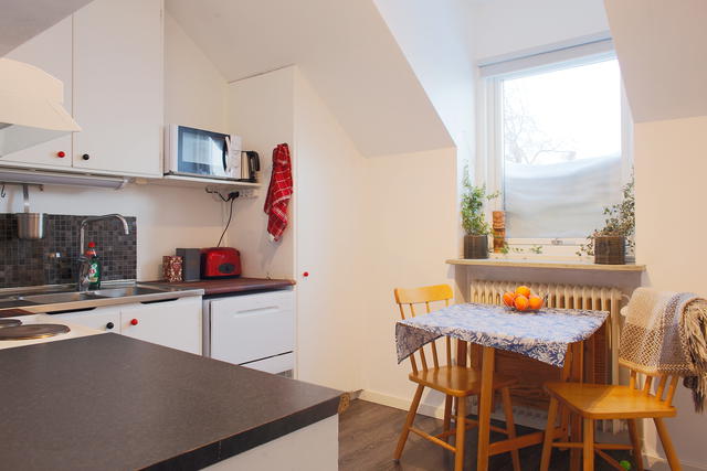 Ordentligt kök med plats för matbord