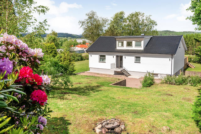 Välkomna till Prästvägen 170. En nyrenoverad villa med härligt fritt läge över Kareby