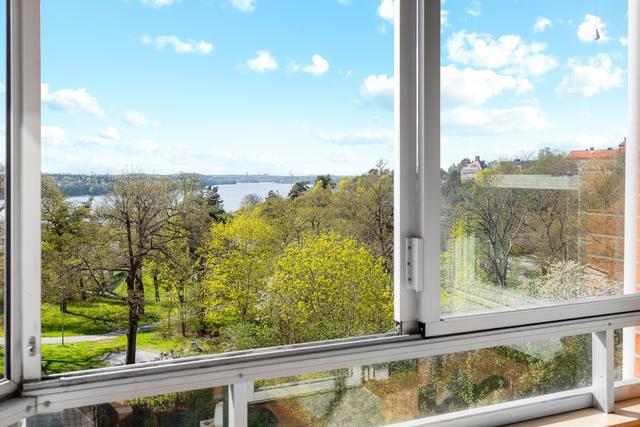 Varmt välkommen till Herserudsvägen 6 i eftertraktade Brf Hiertagården på Lidingö