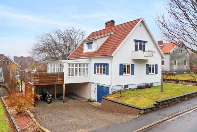 Nybyggt uterum med altan i västerläge utanför, dubbel carport samt garage under huset.