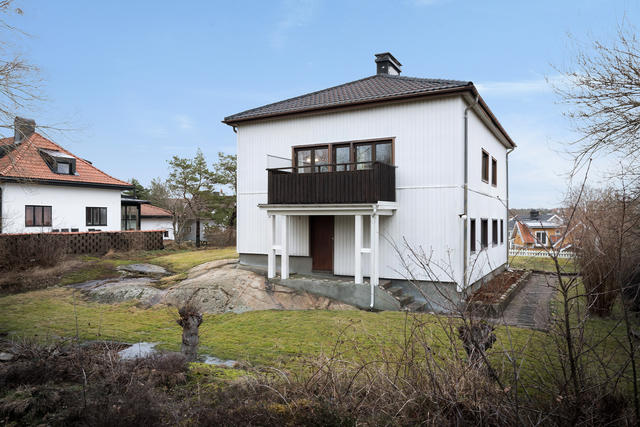 På attraktiv adress finner ni Villa Bergkulla högt belägen