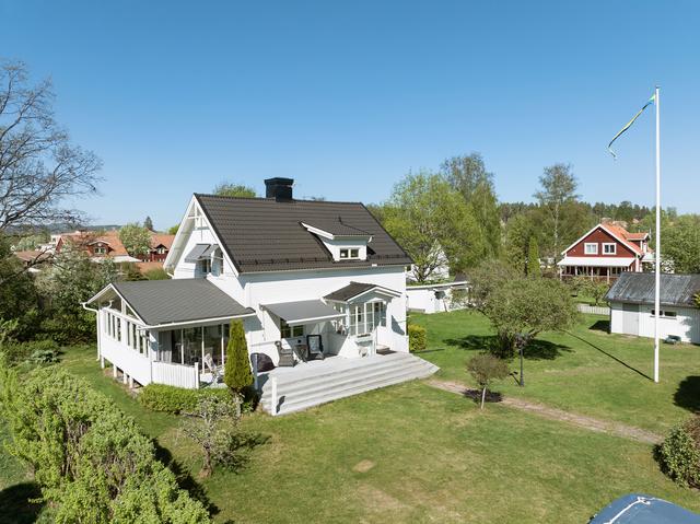 Välkommen till ett ljust och välkomnande hem med underbara utomhusmiljö!