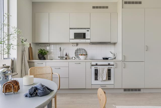 Modernt kök med gott om plats för förvaring