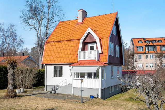 Varmt välkommen till Södra Kungsvägen 144 villa anno 1911 på Lidingö