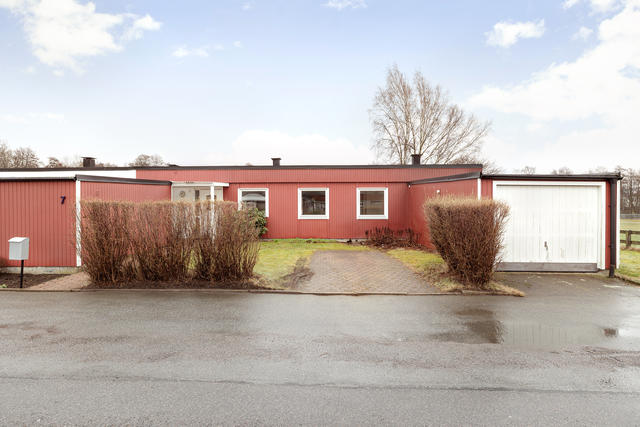 Välkommen till Mäldvägen 7 och denna radhusgavel i ett plan!