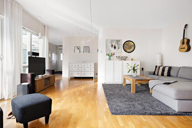 Ett enplanshus med ljus och öppen planlösning i barnvänliga Tölö Villastad