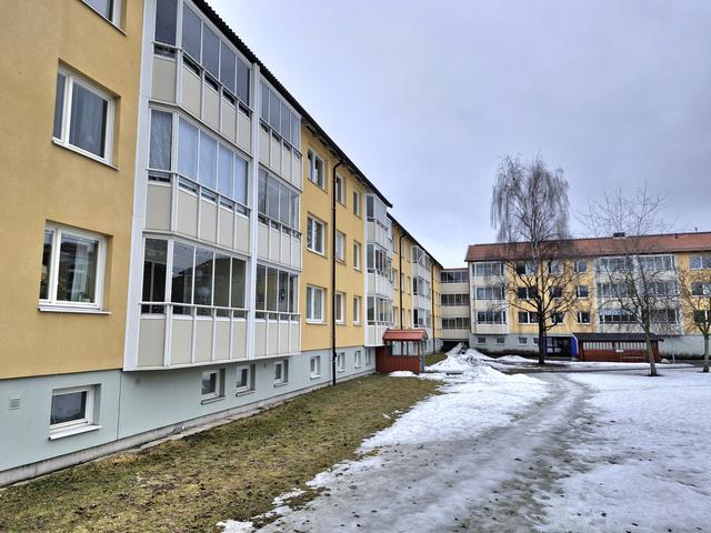 Utsikt över lugn innergård från balkongen!