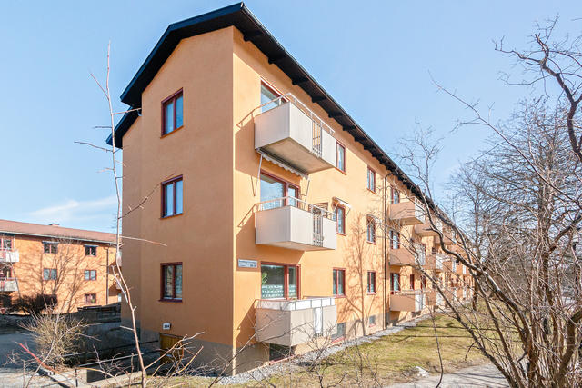 Fasaden och balkongen i söderläge.