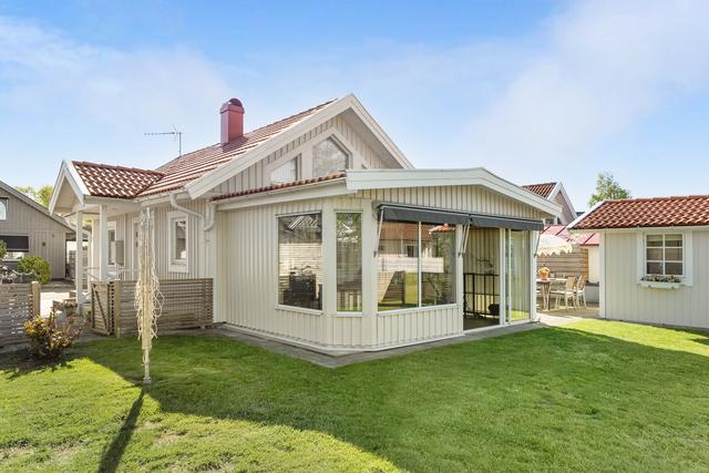 Välskött hus och trädgård på bra läge i föreningen.