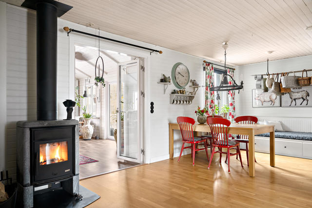 Matplats och täljstenskamin med central placering i huset - här är mysfaktorn hög!