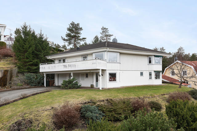 Välkomna till denna trivsamma villa på Askims Silverkälla 15!