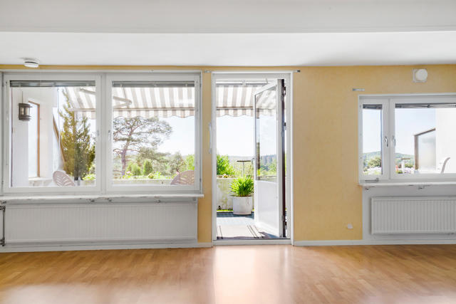 Välplanerad trea med stor solig balkong med markis och generös plantering i framkant
