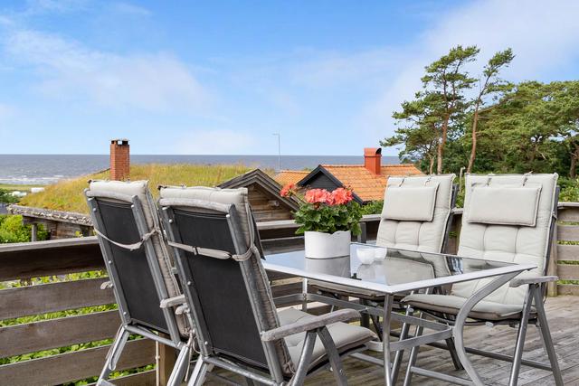 Solig terrass med havsutsikt!