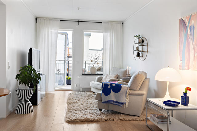 Vardagsrumsdelen med plats för soffa och TV, samt utgång till balkongen