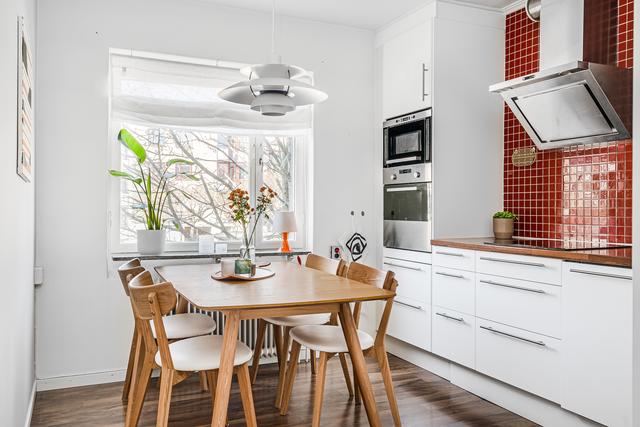 Kök i vitt med matplats