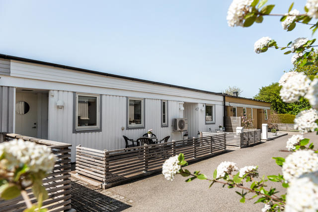 Välkommen till detta fina 1-plansradhus som har två altaner på entrésidan.