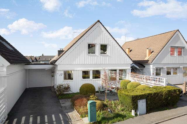 Kedjehus med vidbyggt garage och förråd.