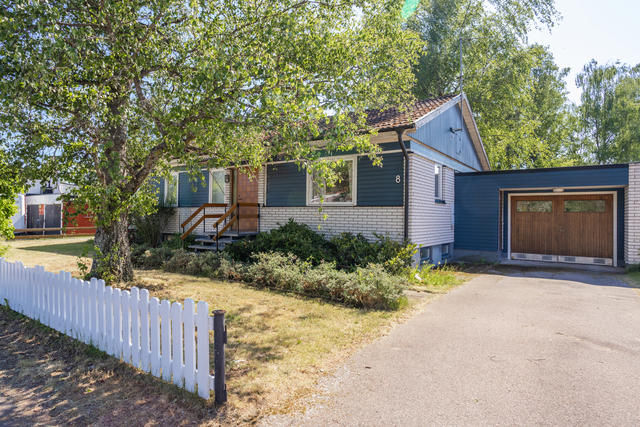 Nabovägen 8 med tillbyggt garage
