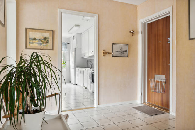 Stor hall med klinker på golv