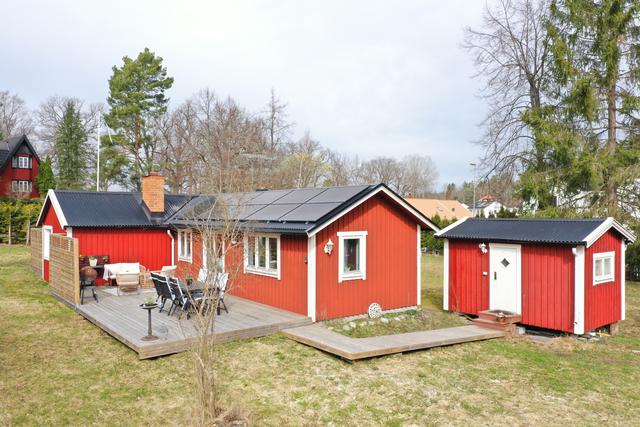 Huvudbyggnad och friggebod 1